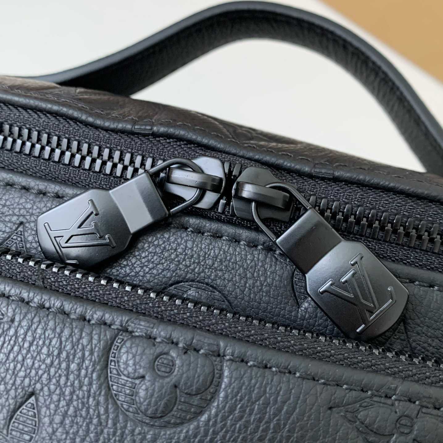 Louis Vuitton Rush Bumbag  M25227 - DesignerGu