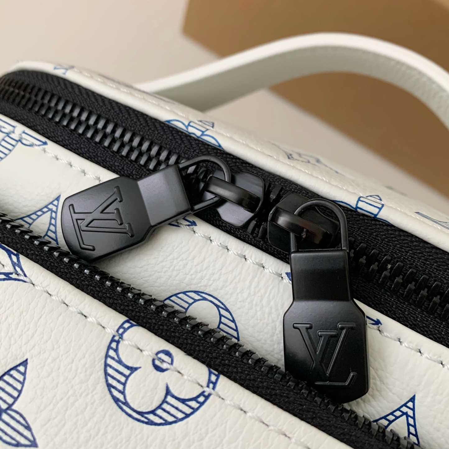 Louis Vuitton Rush Bumbag  M25227 - DesignerGu