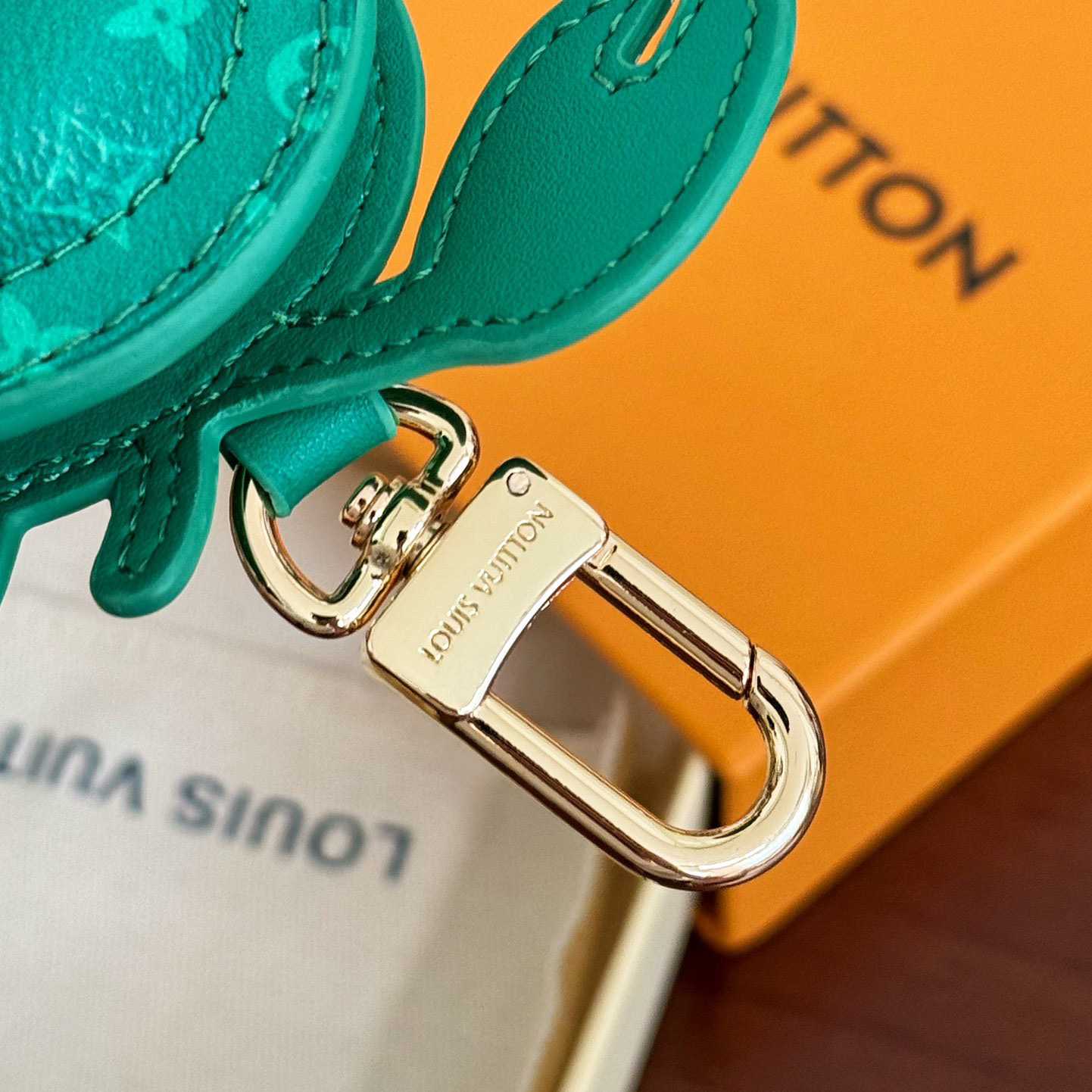 Louis Vuitton LV Crab Bag Charm   M01931 - DesignerGu