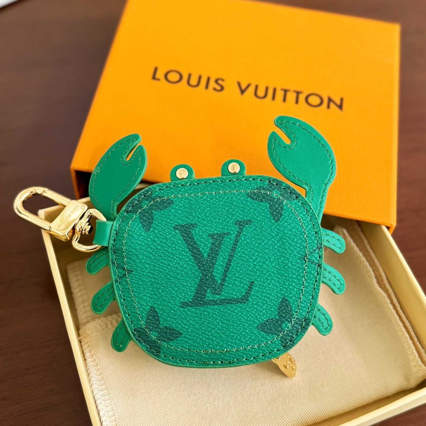 Louis Vuitton LV Crab Bag Charm   M01931 - DesignerGu