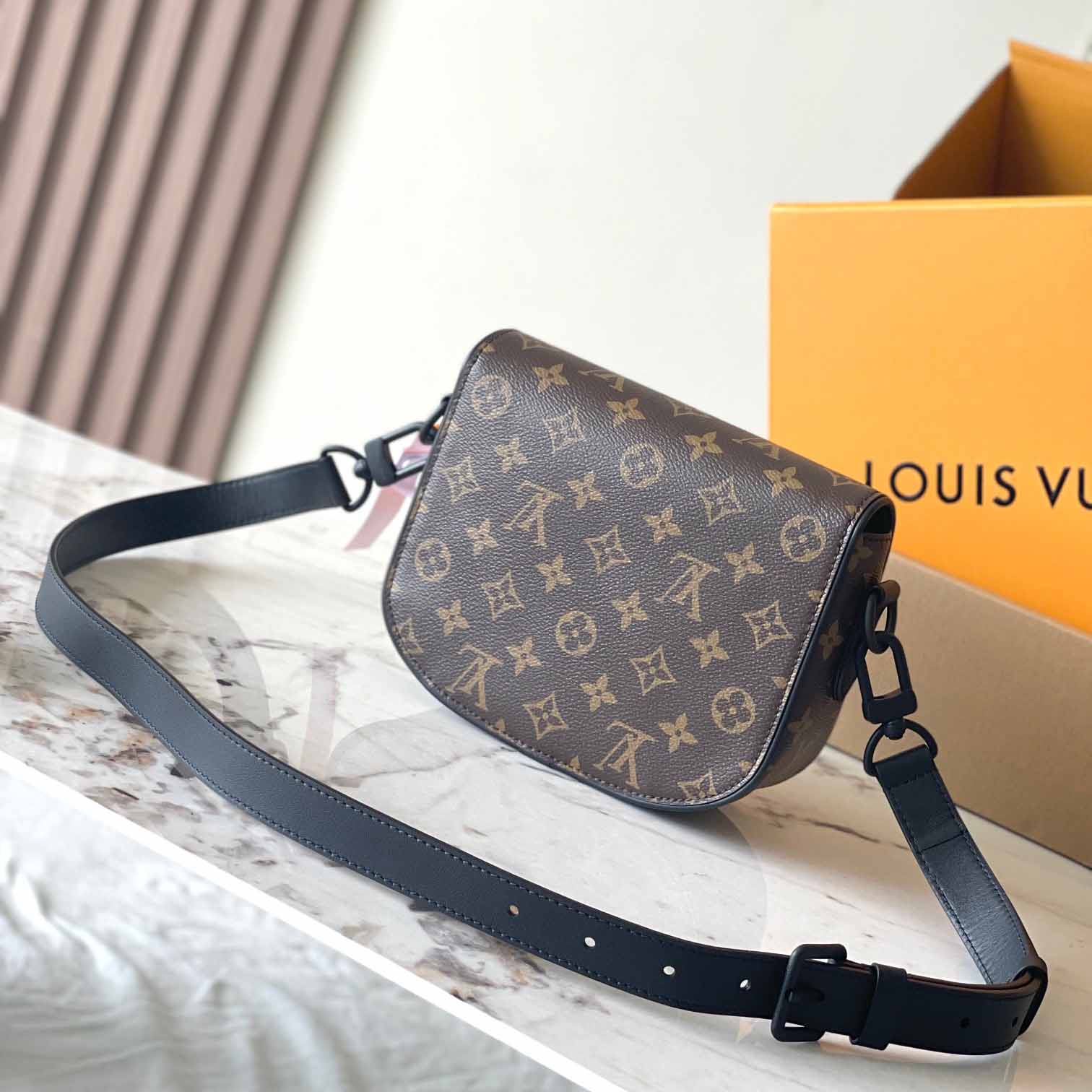 Louis Vuitton Montsouris Messenger PM​   M47060 - DesignerGu