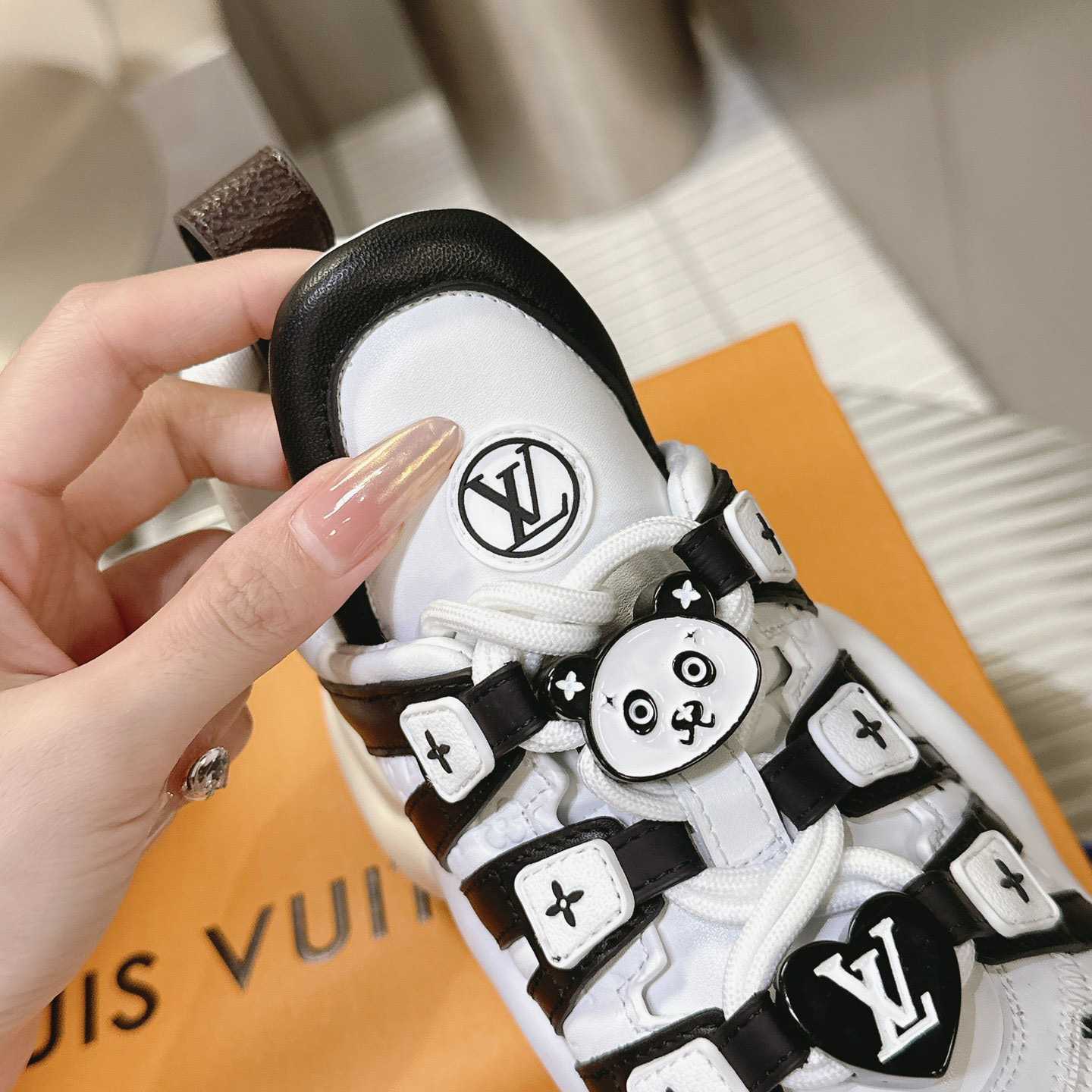 Louis Vuitton LV Archlight Sneaker   1AD2GJ - DesignerGu