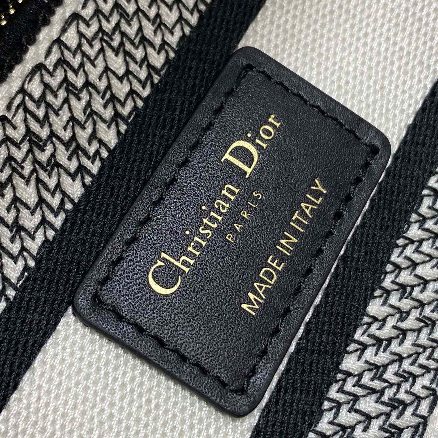 Dior Dioramour Medium Lady D-Lite Bag - DesignerGu