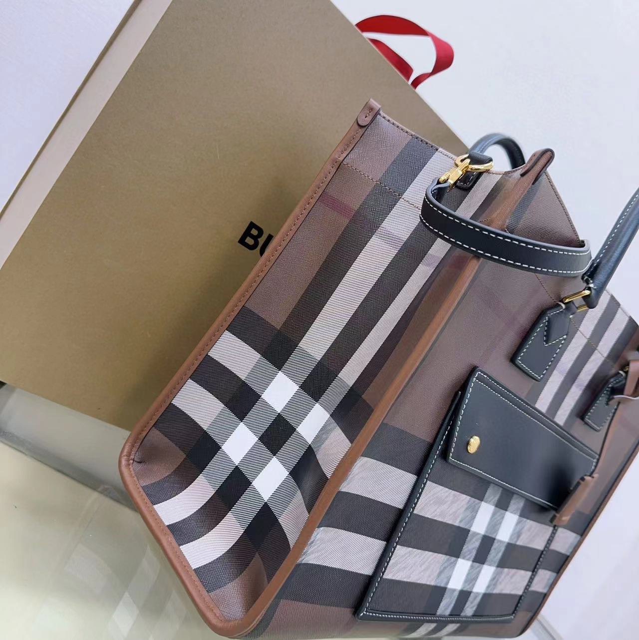 Burberry Medium Freya Tote  - DesignerGu