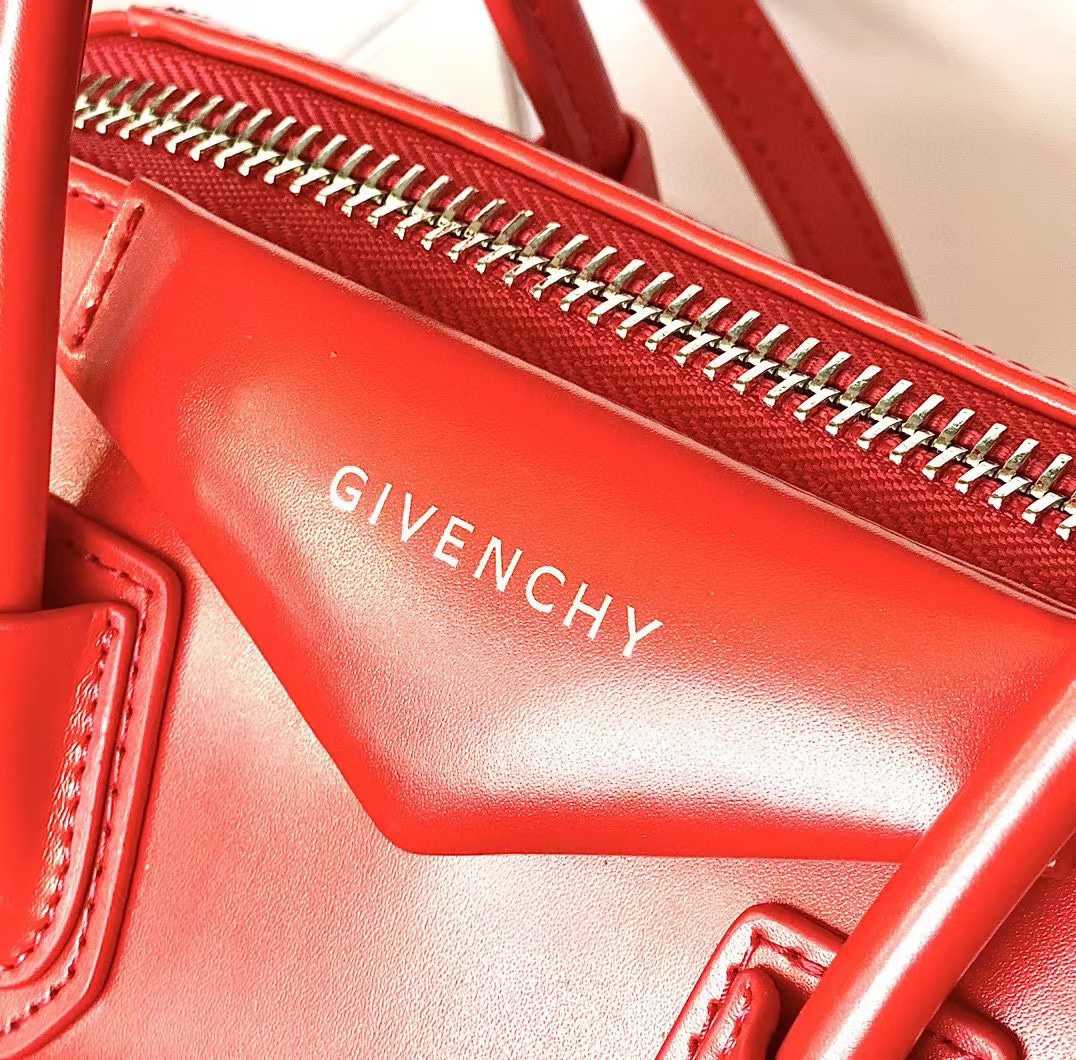 Givenchy Shiny Lord Calfskin Small Antigona Bag   22*27*13cm - DesignerGu