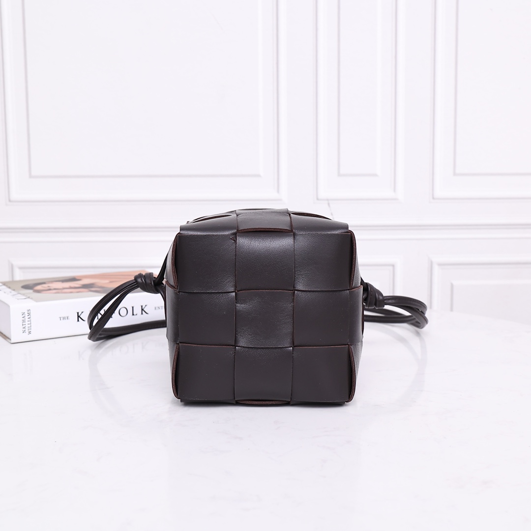 Bottega Veneta Small Cassette Cross-Body Bucket - DesignerGu