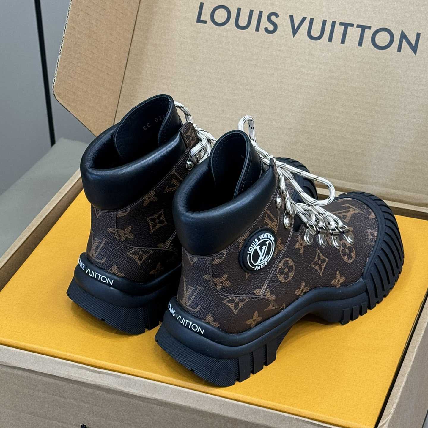 Louis Vuitton Ruby Flat Ranger   - DesignerGu