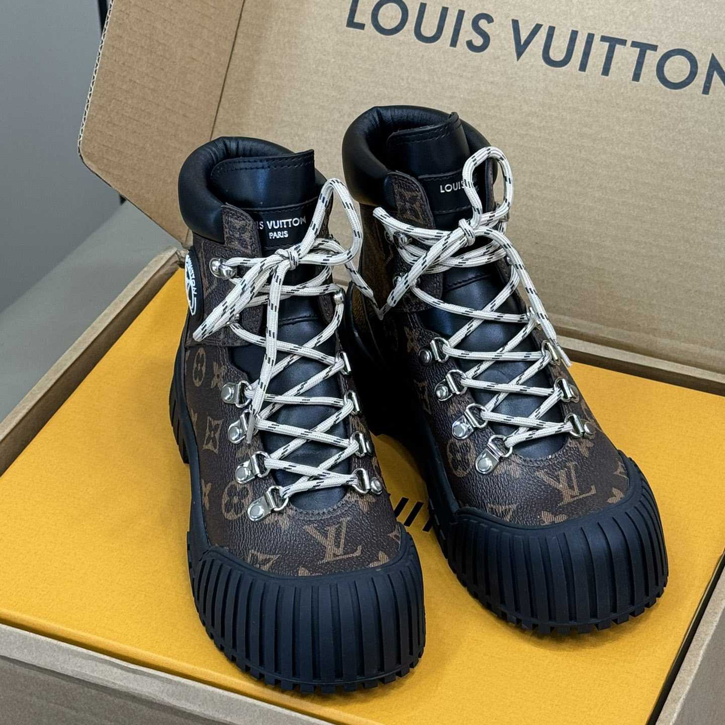 Louis Vuitton Ruby Flat Ranger   - DesignerGu