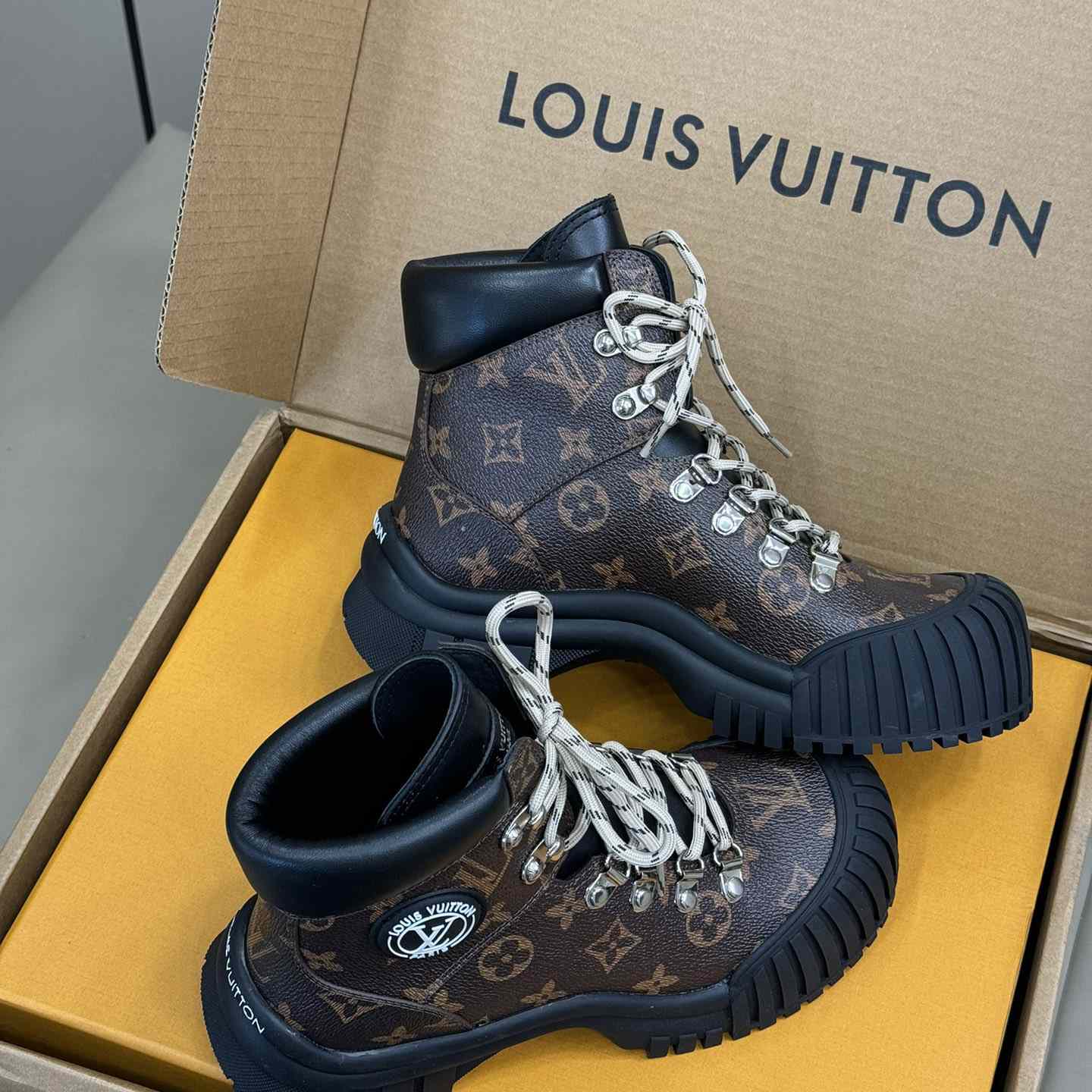 Louis Vuitton Ruby Flat Ranger   - DesignerGu