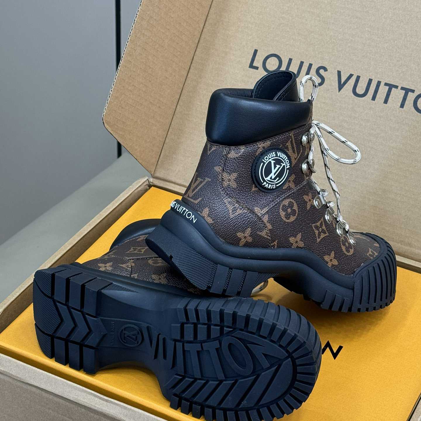 Louis Vuitton Ruby Flat Ranger   - DesignerGu