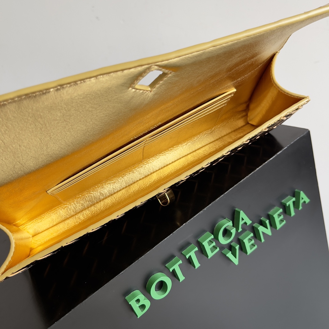 Bottega Veneta Andiamo Clutch 31*13*3cm - DesignerGu