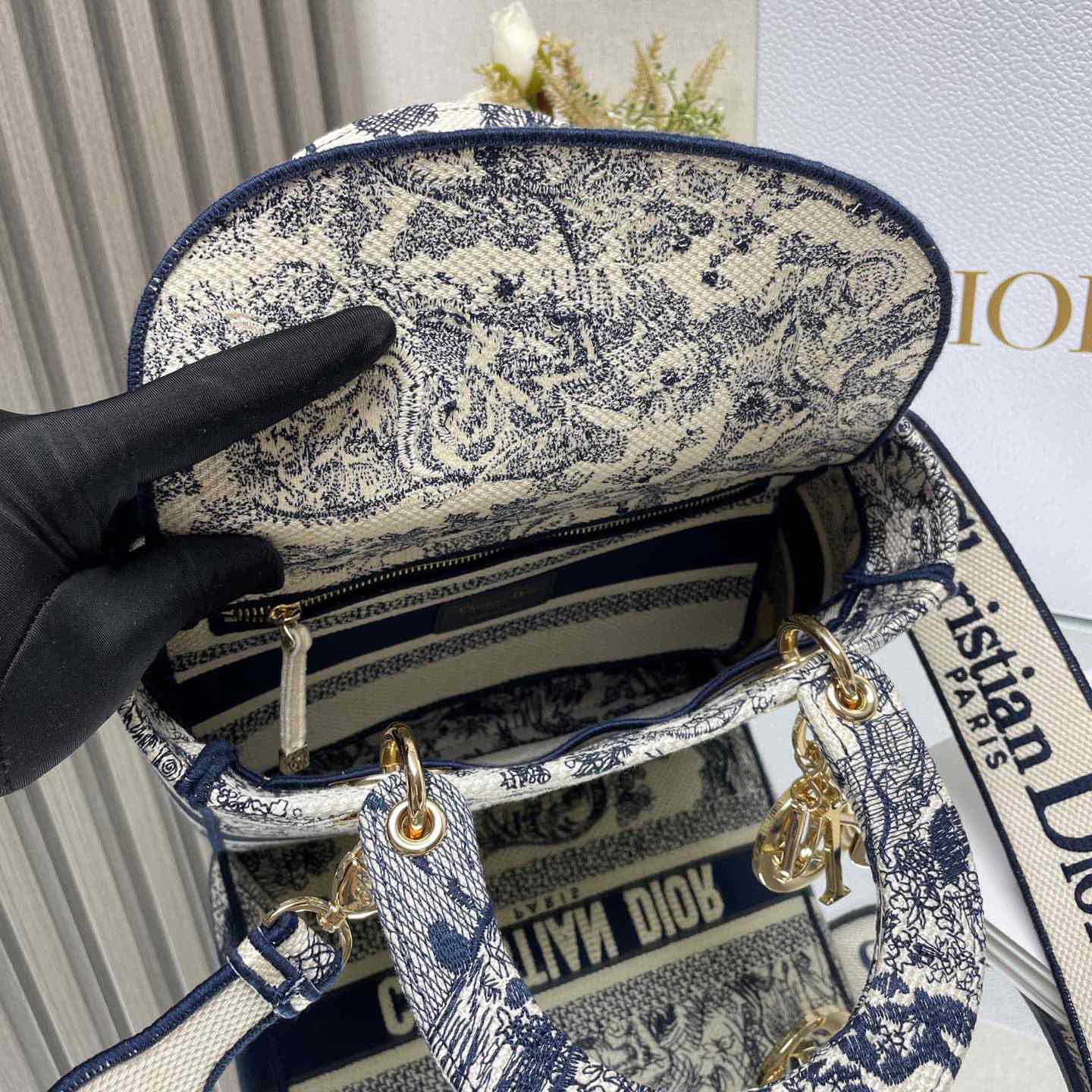 Dior Dioramour Medium Lady D-Lite Bag - DesignerGu