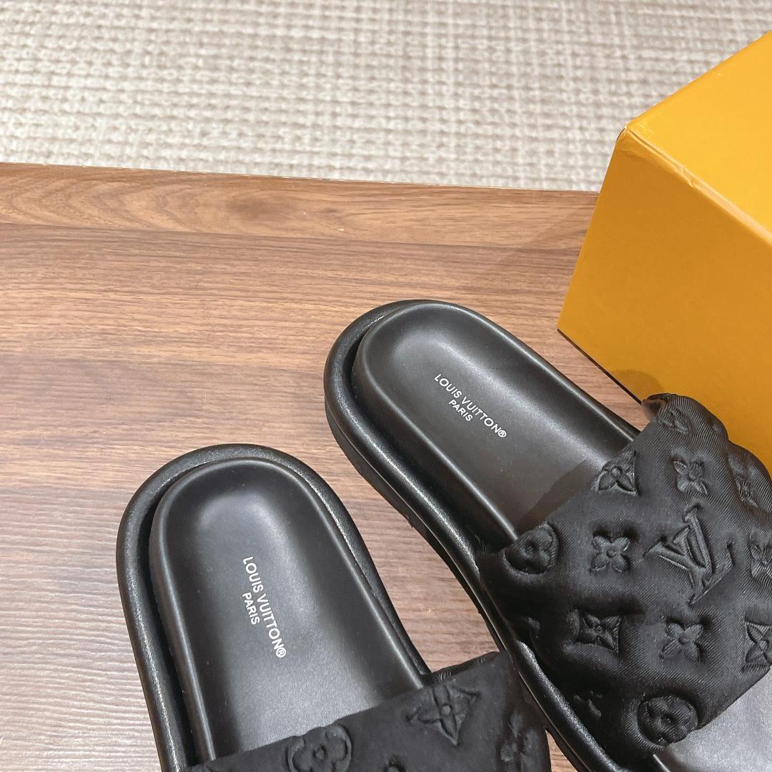 Louis Vuitton Pool Pillow Comfort Mules - DesignerGu