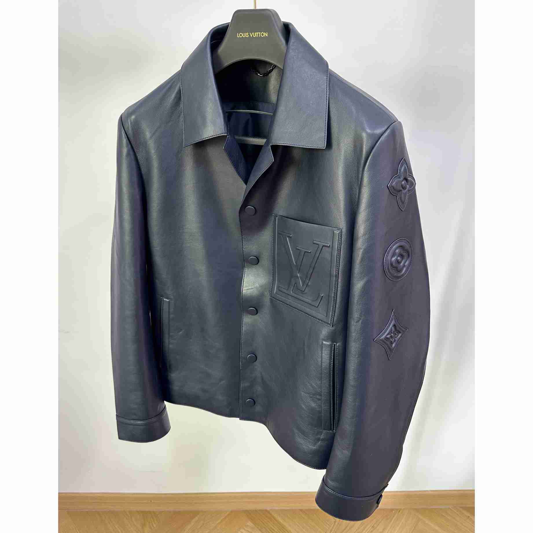 Louis Vuitton Chic Leather Blouson With 3D Details   1AFVPT - DesignerGu