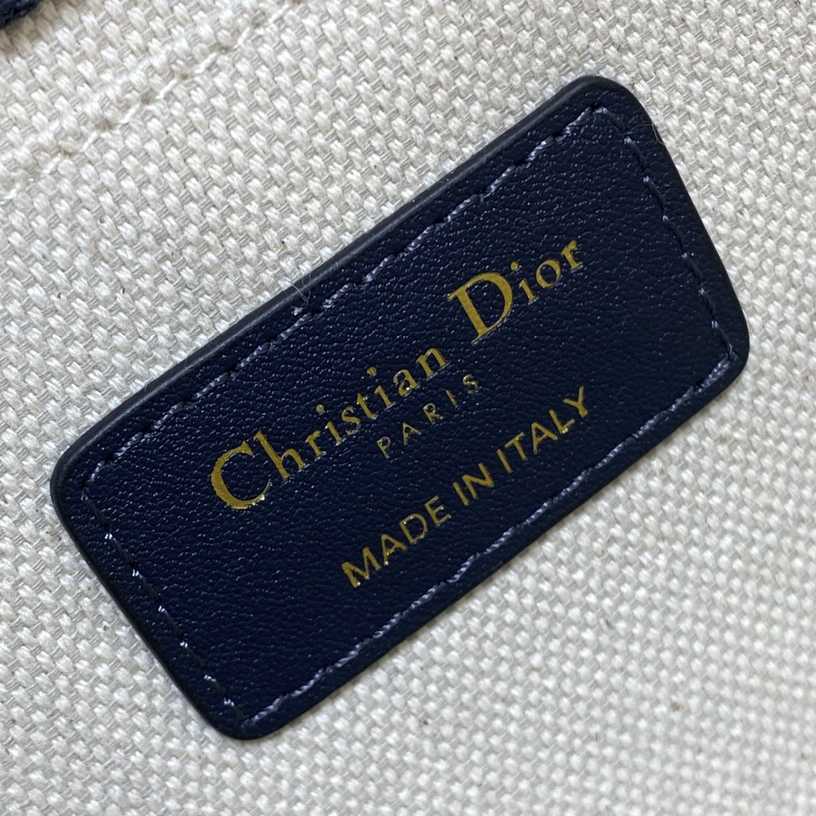 Dior Medium Dior Bobby Bag  - DesignerGu