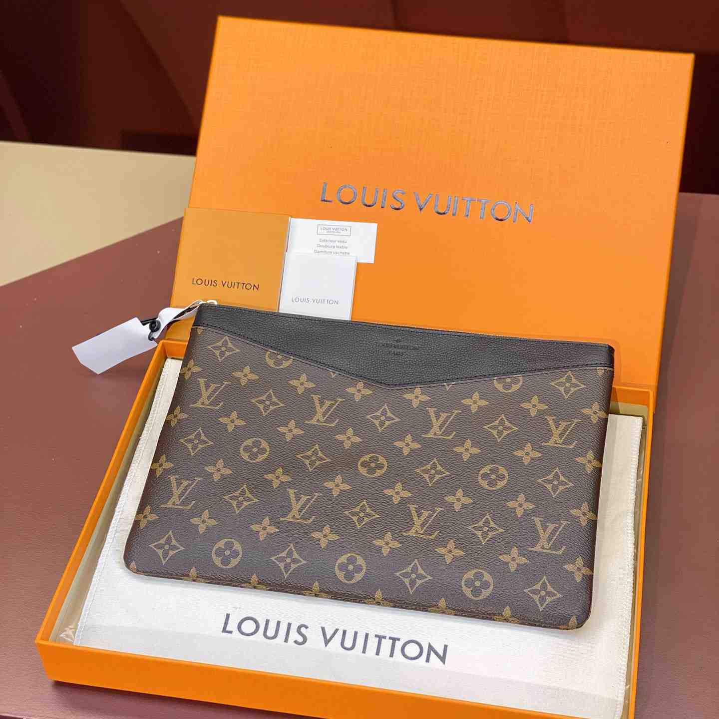 Louis Vuitton Daily Pouch  M62048 - DesignerGu