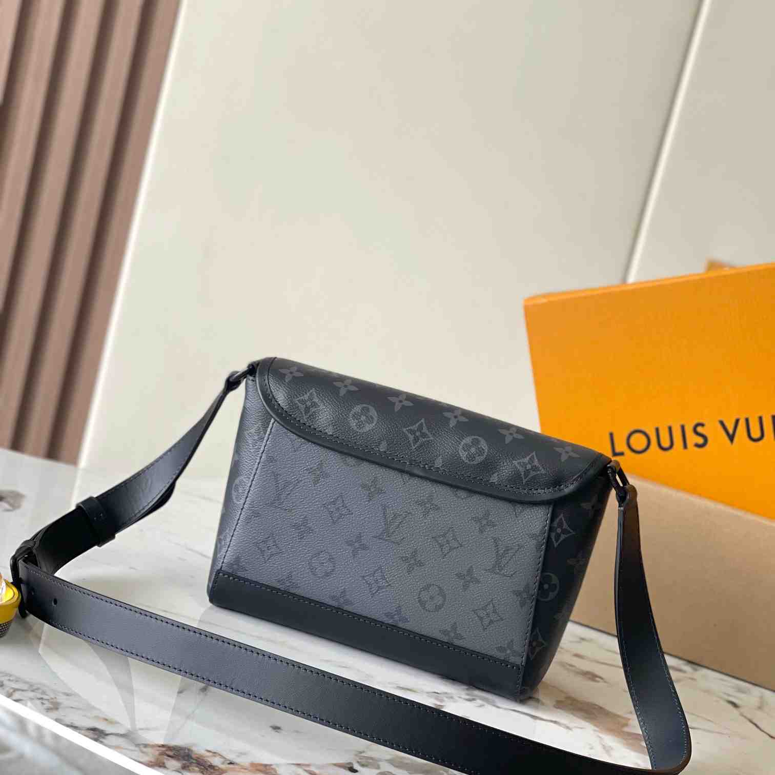 Louis Vuitton Pulse Messenger  M12681 - DesignerGu