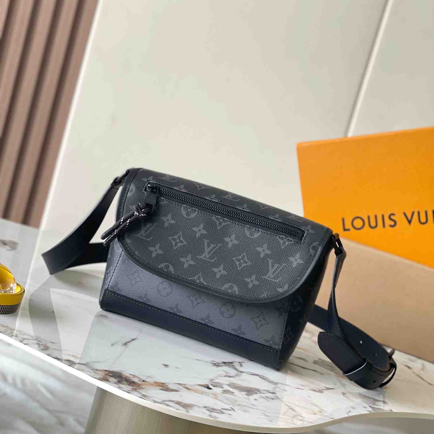 Louis Vuitton Pulse Messenger  M12681 - DesignerGu