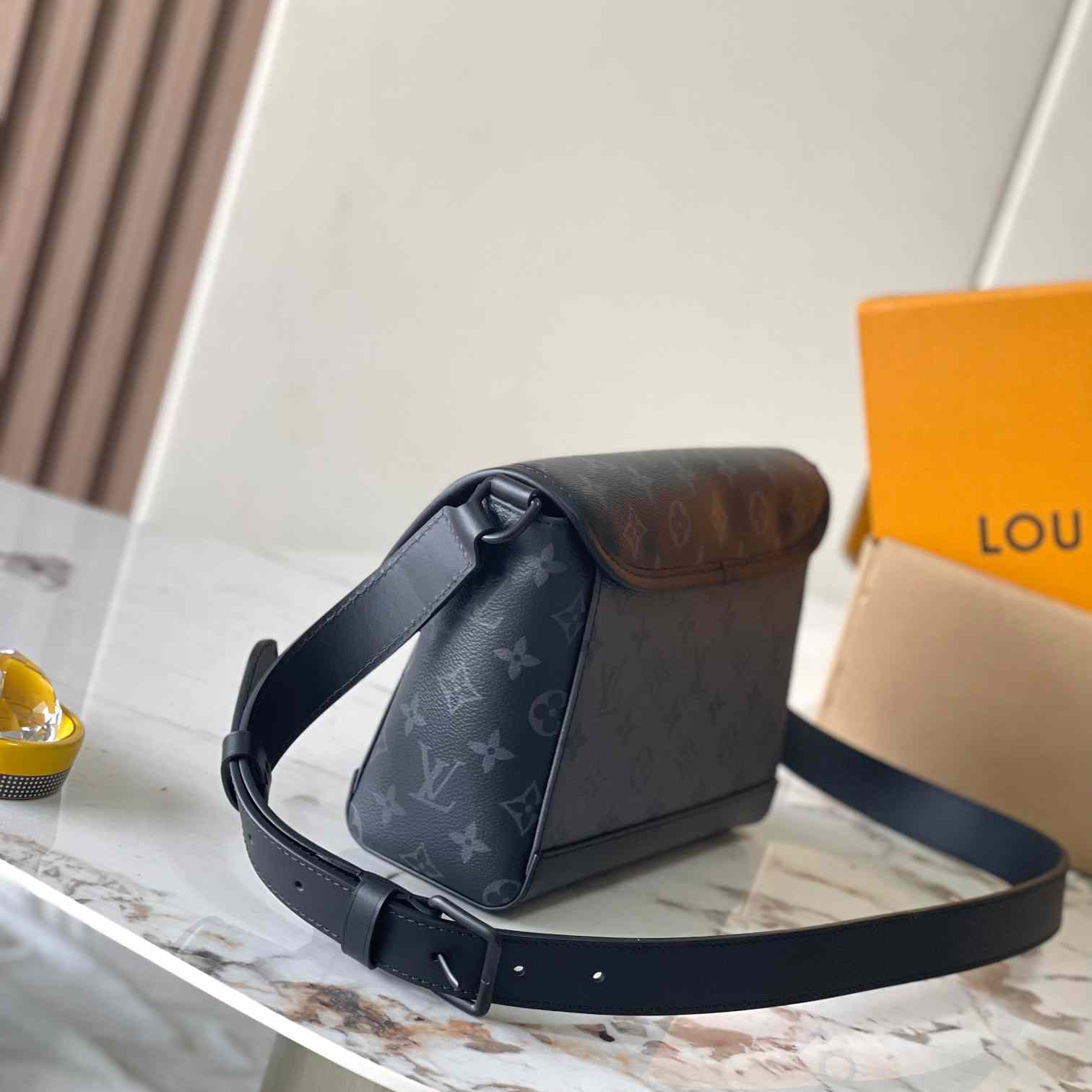 Louis Vuitton Pulse Messenger  M12681 - DesignerGu