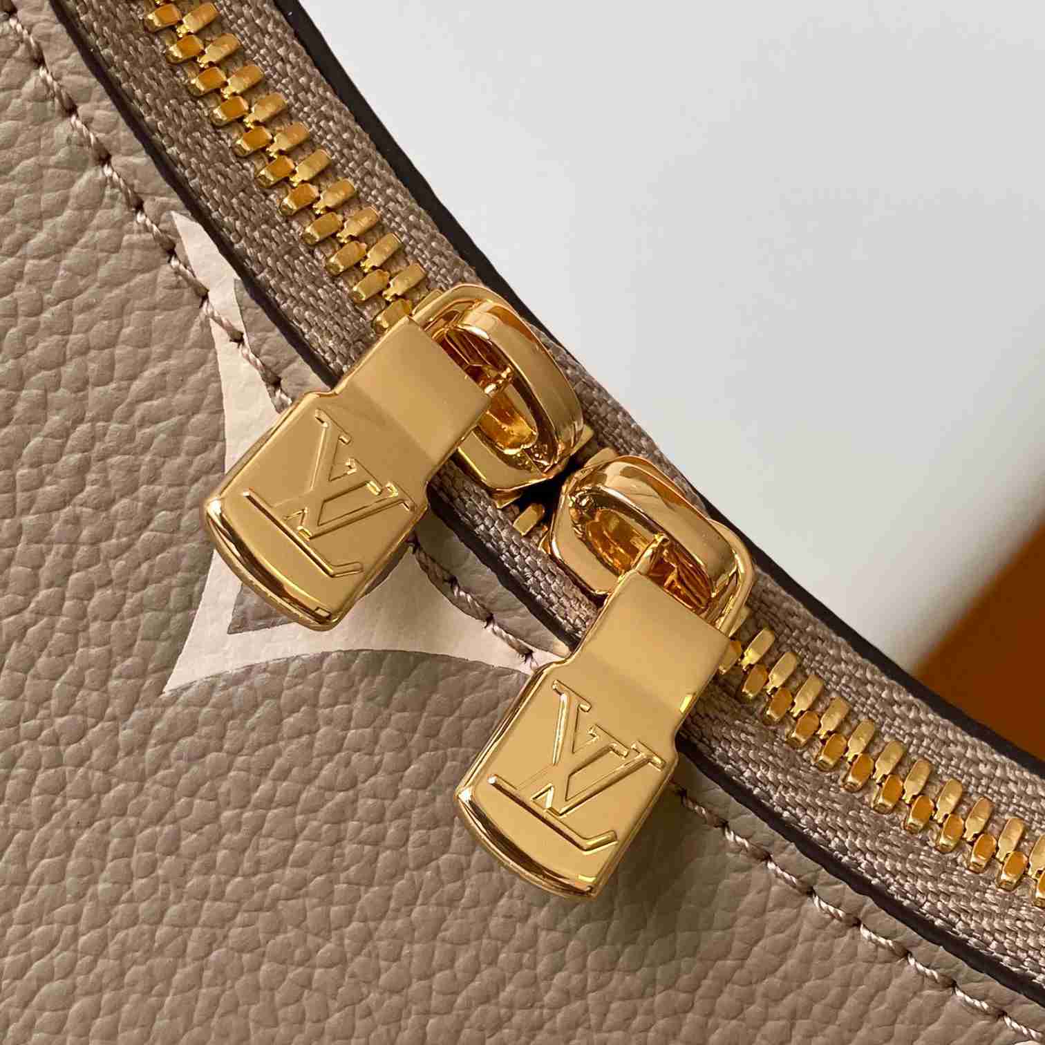 Louis Vuitton Boulogne  M13224 - DesignerGu