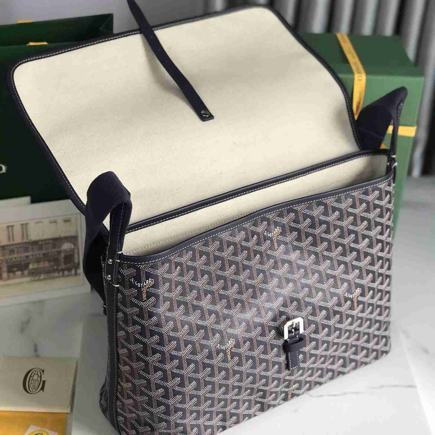 Goyard Capetien Messenger Bag (26×13×39cm) - DesignerGu