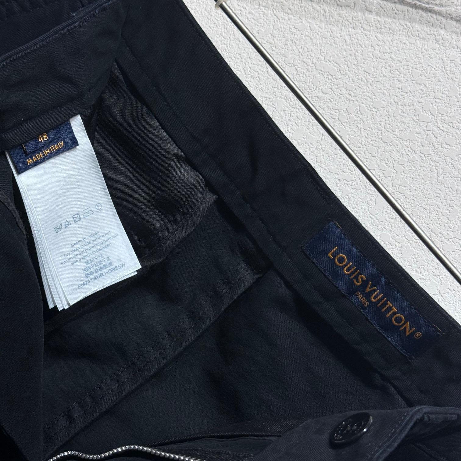 Louis Vuitton Signature Cotton Cargo Pants  1AFJ90 - DesignerGu