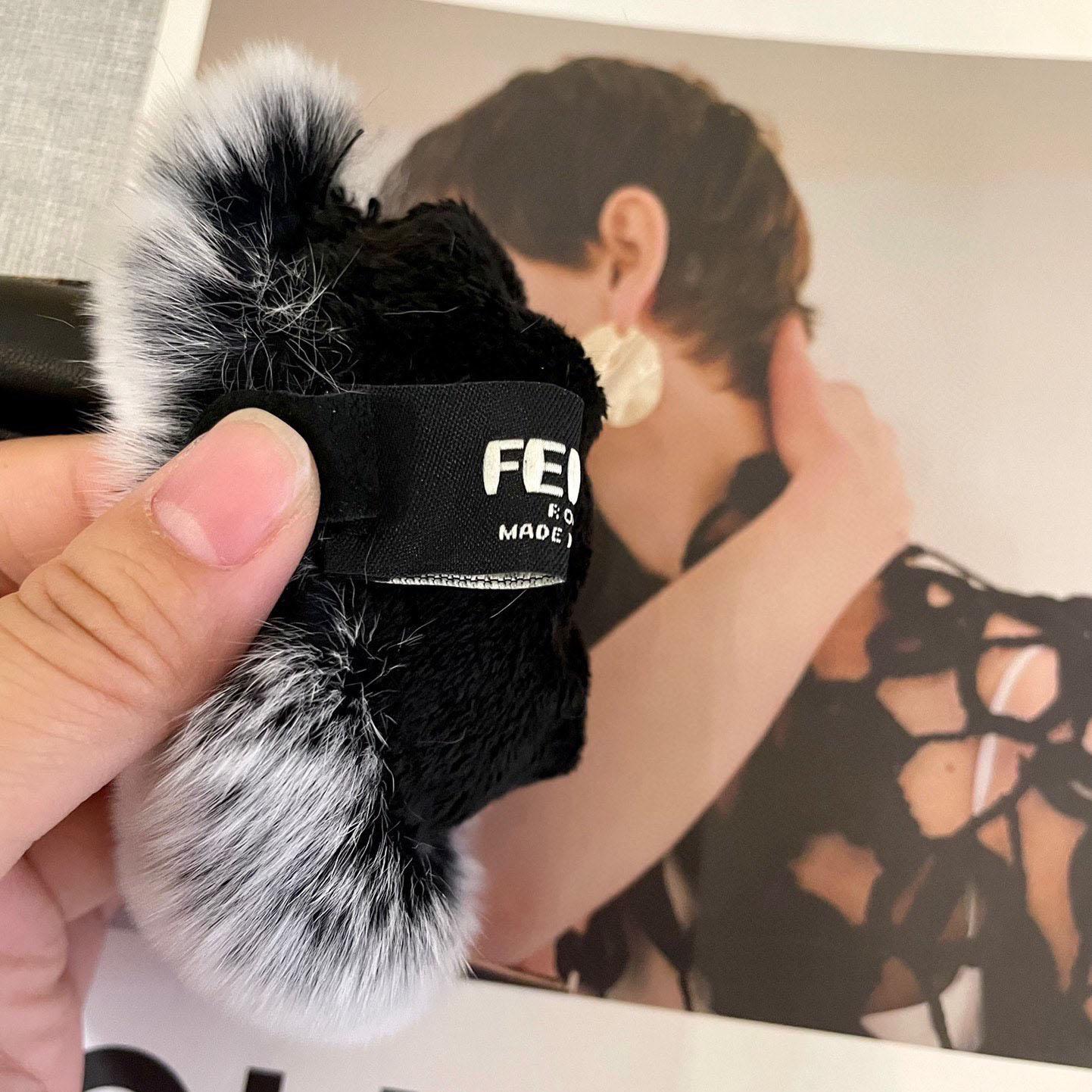 Fendi Gloves - DesignerGu