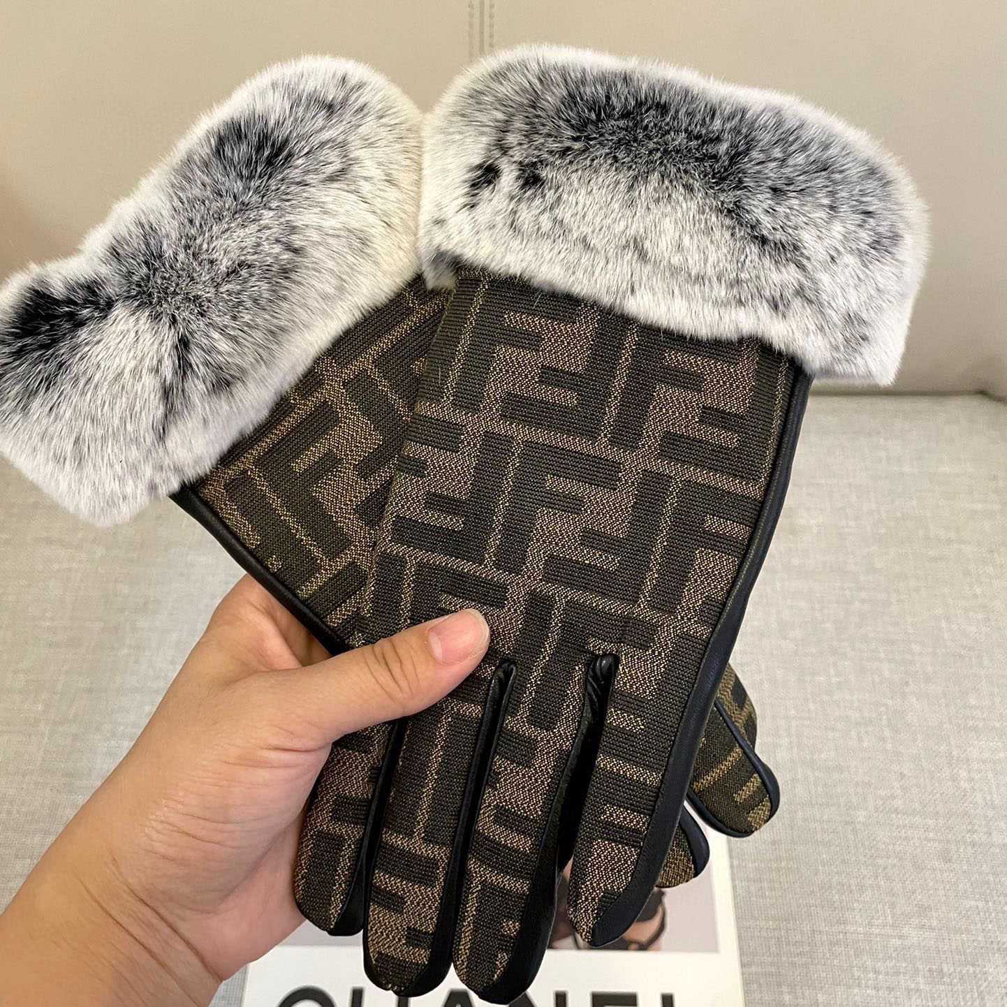 Fendi Gloves - DesignerGu