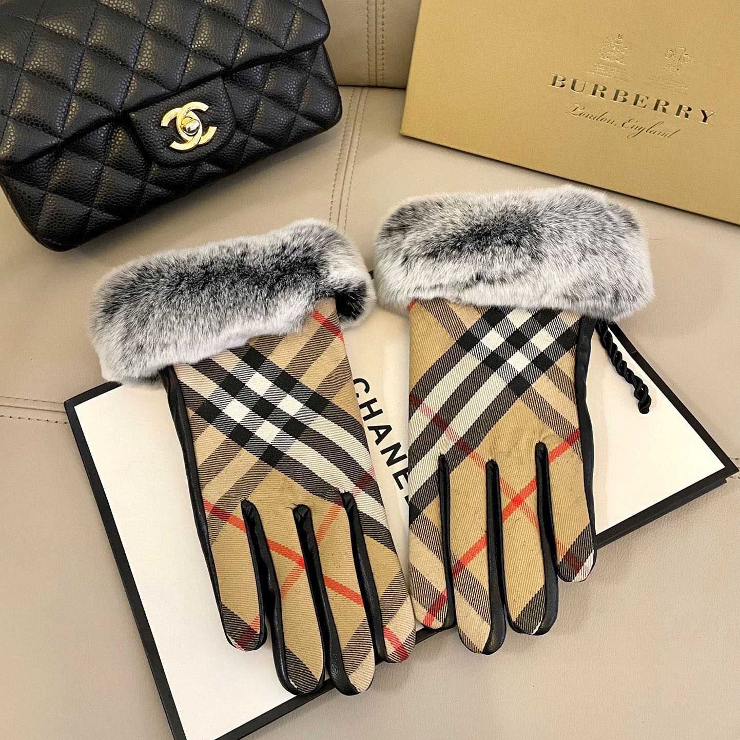 Burberry Gloves  - DesignerGu