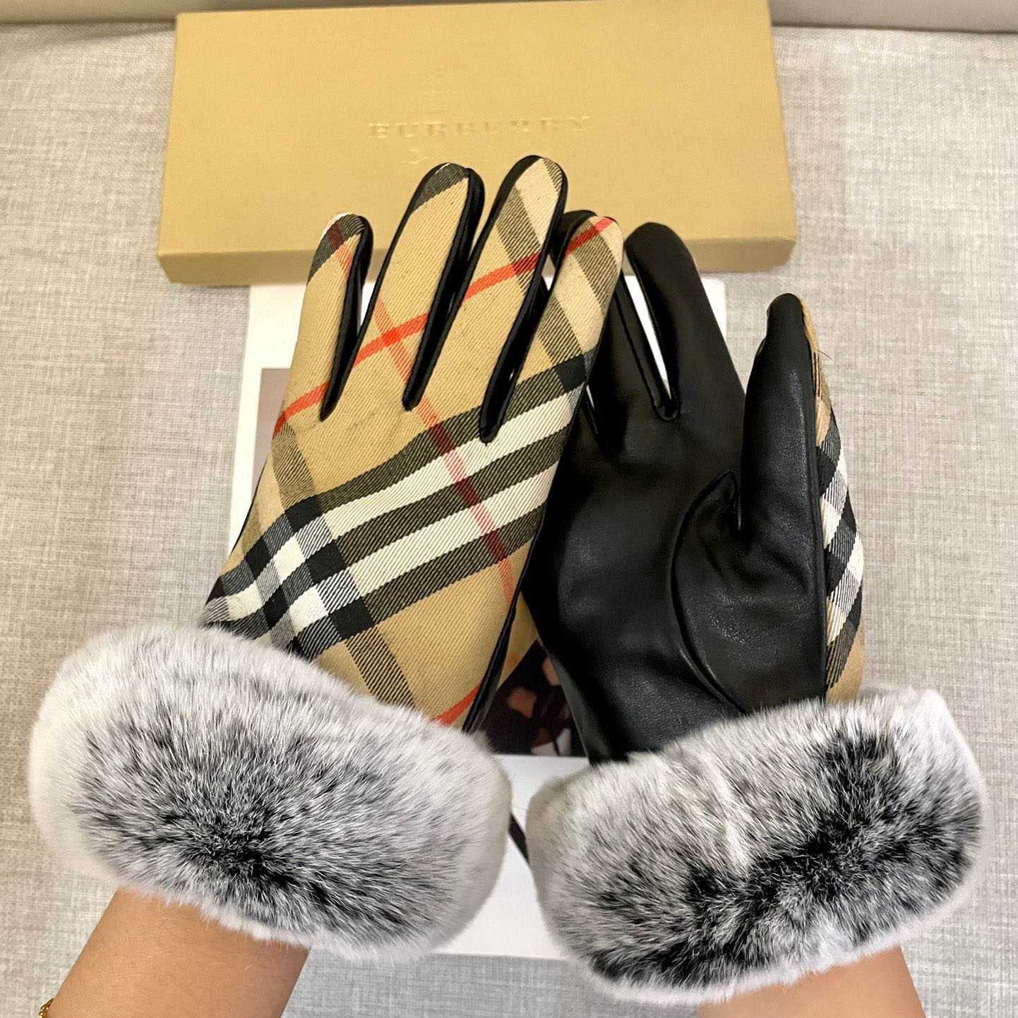 Burberry Gloves  - DesignerGu