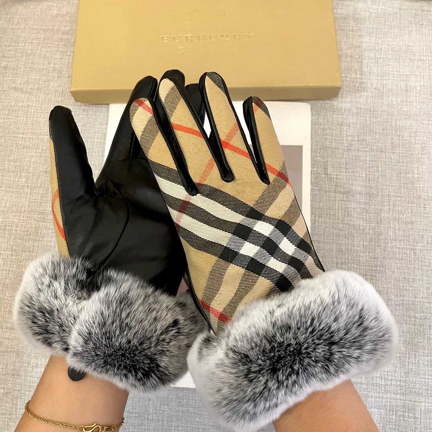 Burberry Gloves  - DesignerGu