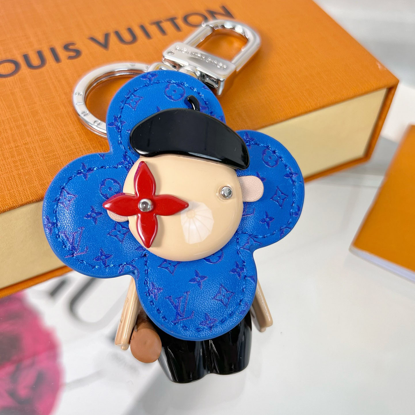 Louis Vuitton Vivienne in Paris Bag Charm  M01937 - DesignerGu