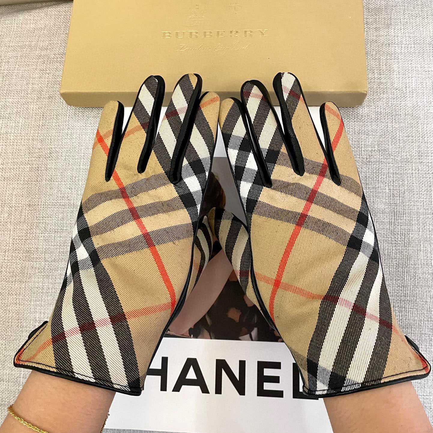 Burberry Gloves  - DesignerGu