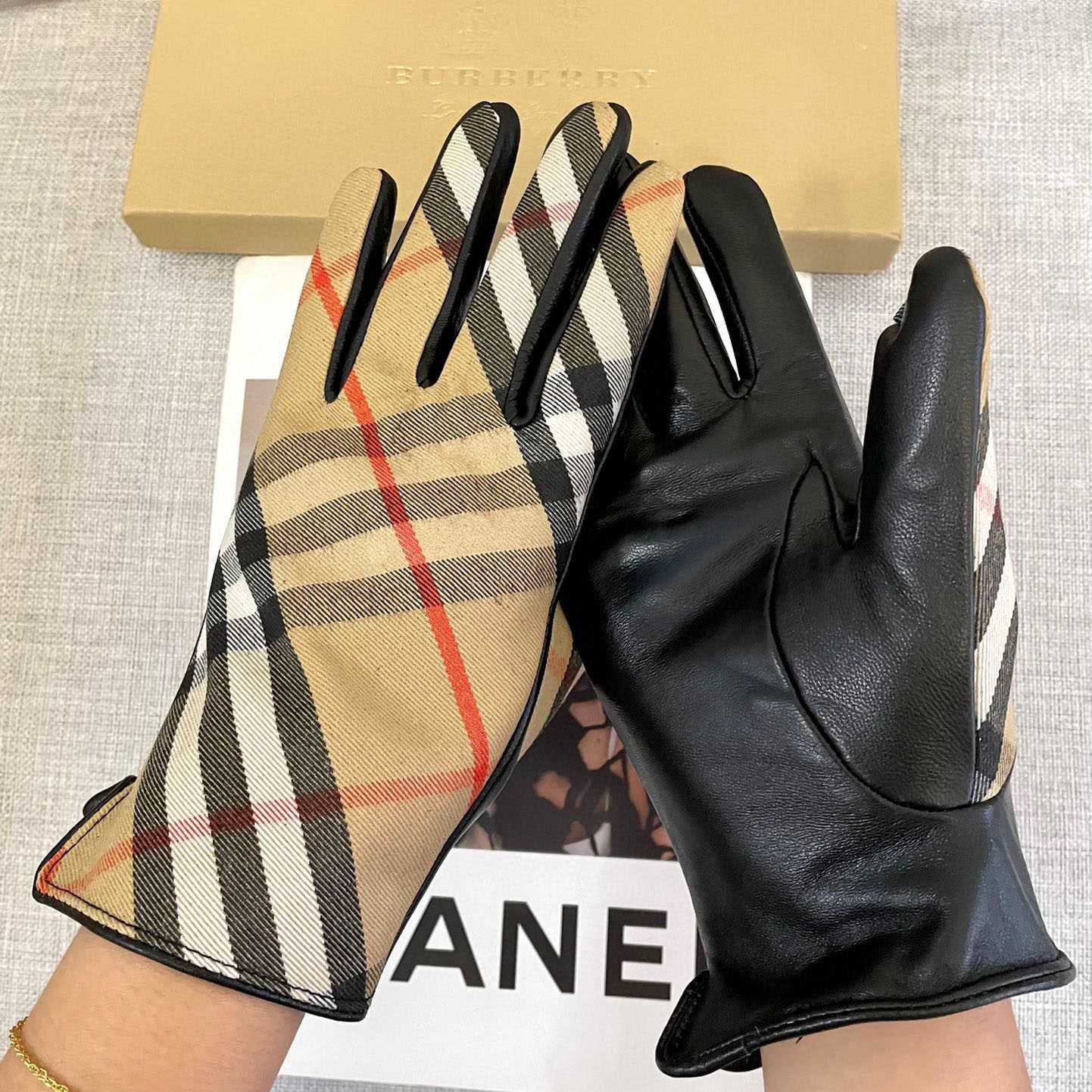 Burberry Gloves  - DesignerGu