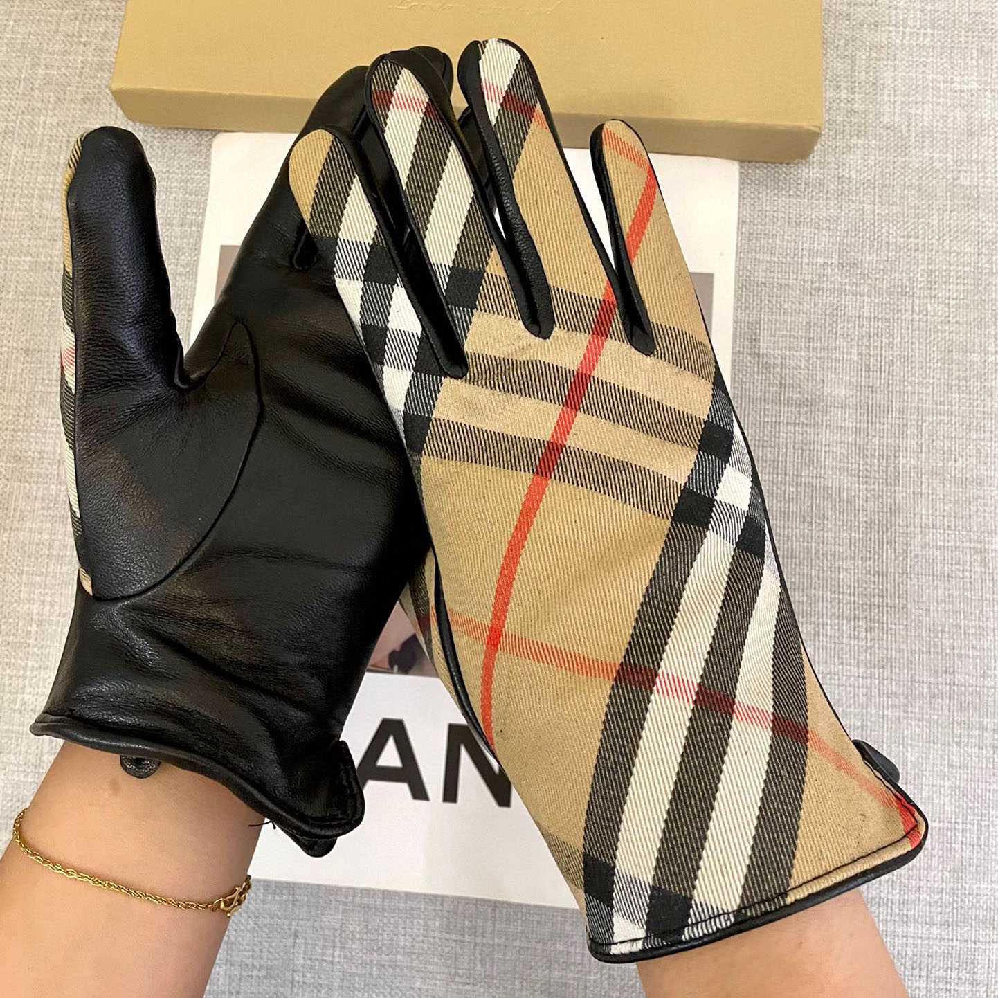 Burberry Gloves  - DesignerGu