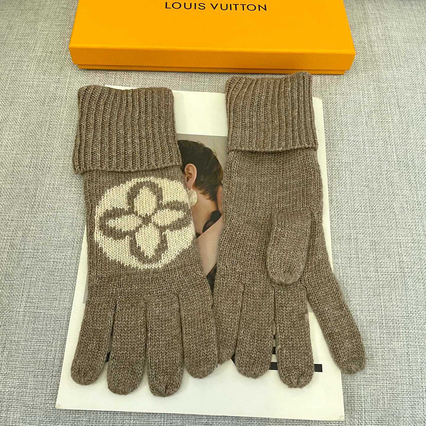 Louis Vuitton LV Medallion Gloves - DesignerGu