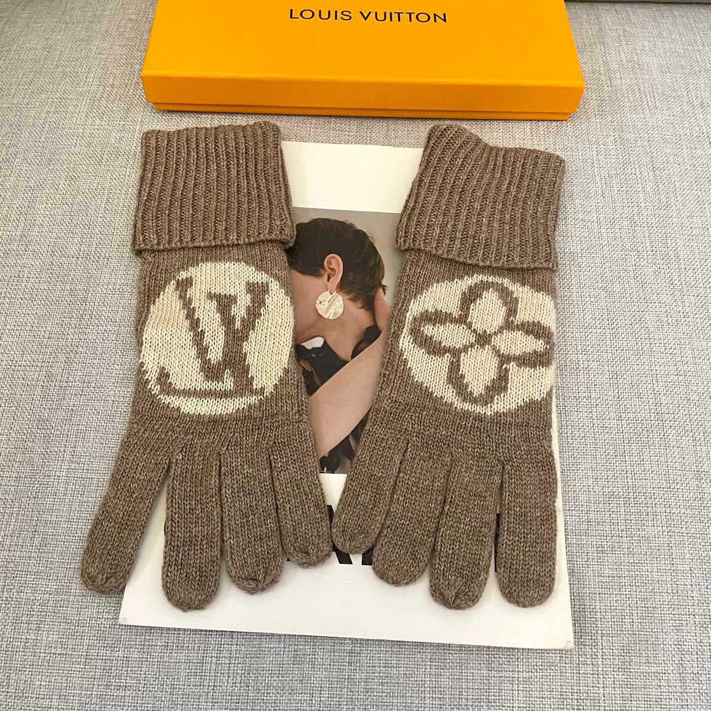 Louis Vuitton LV Medallion Gloves - DesignerGu