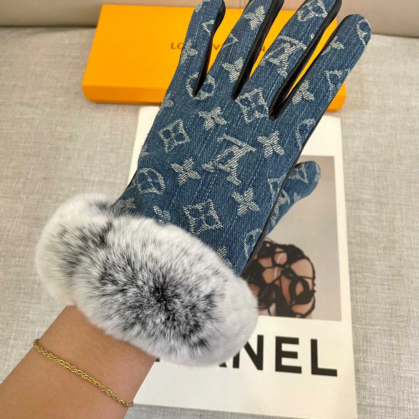 Louis Vuitton Gloves  - DesignerGu