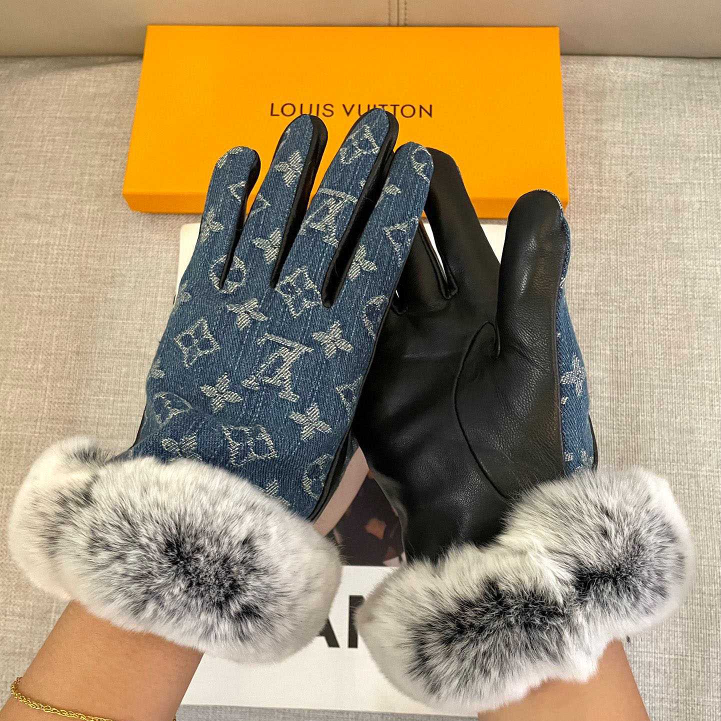 Louis Vuitton Gloves  - DesignerGu