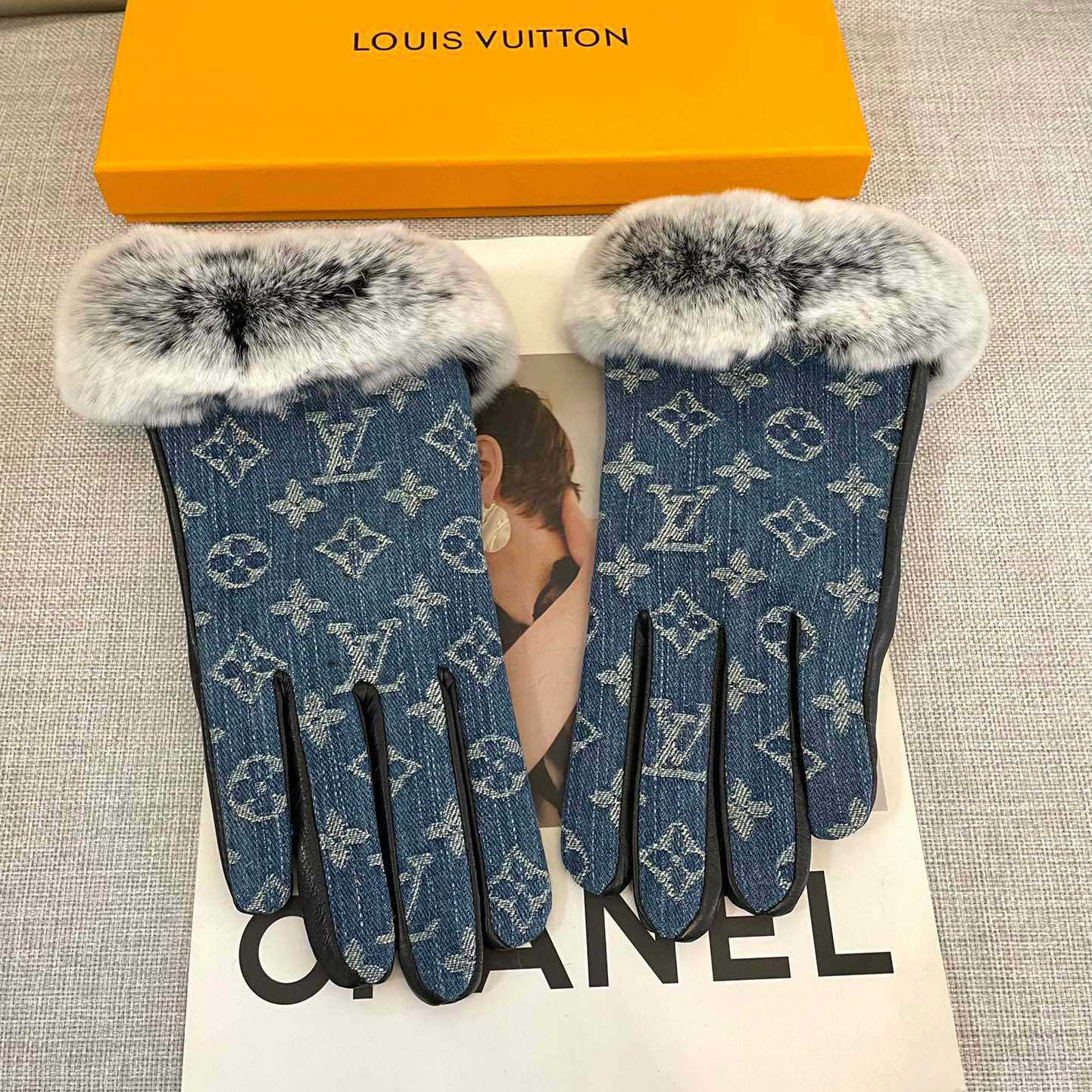 Louis Vuitton Gloves  - DesignerGu