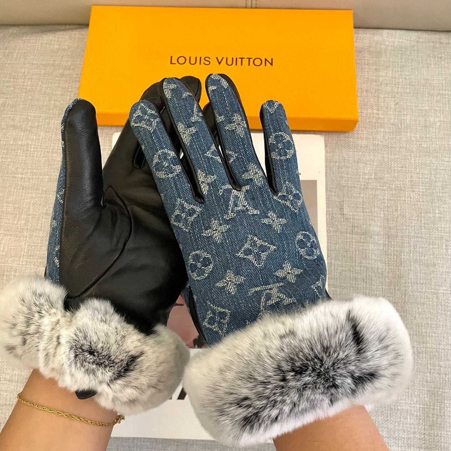 Louis Vuitton Gloves  - DesignerGu