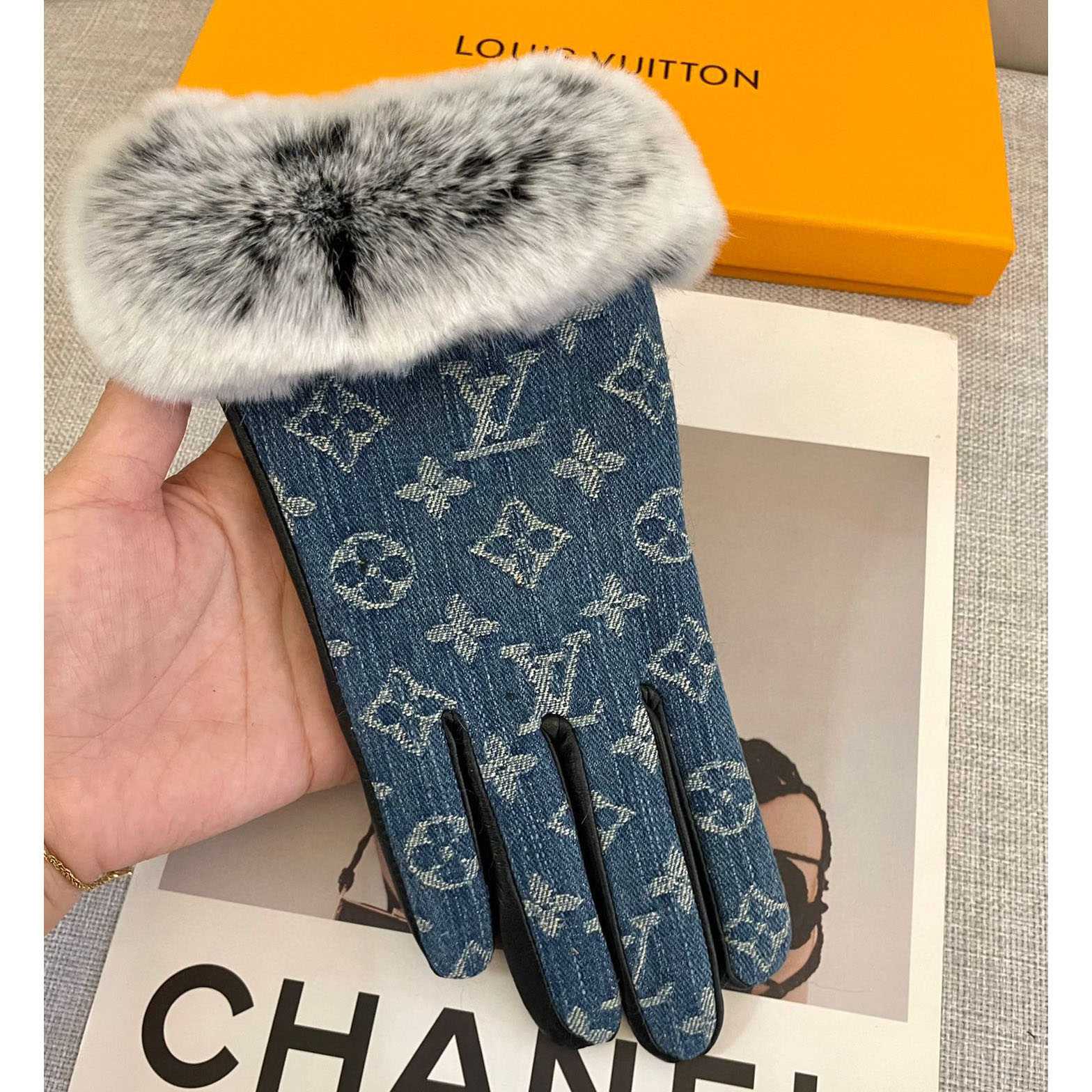 Louis Vuitton Gloves  - DesignerGu