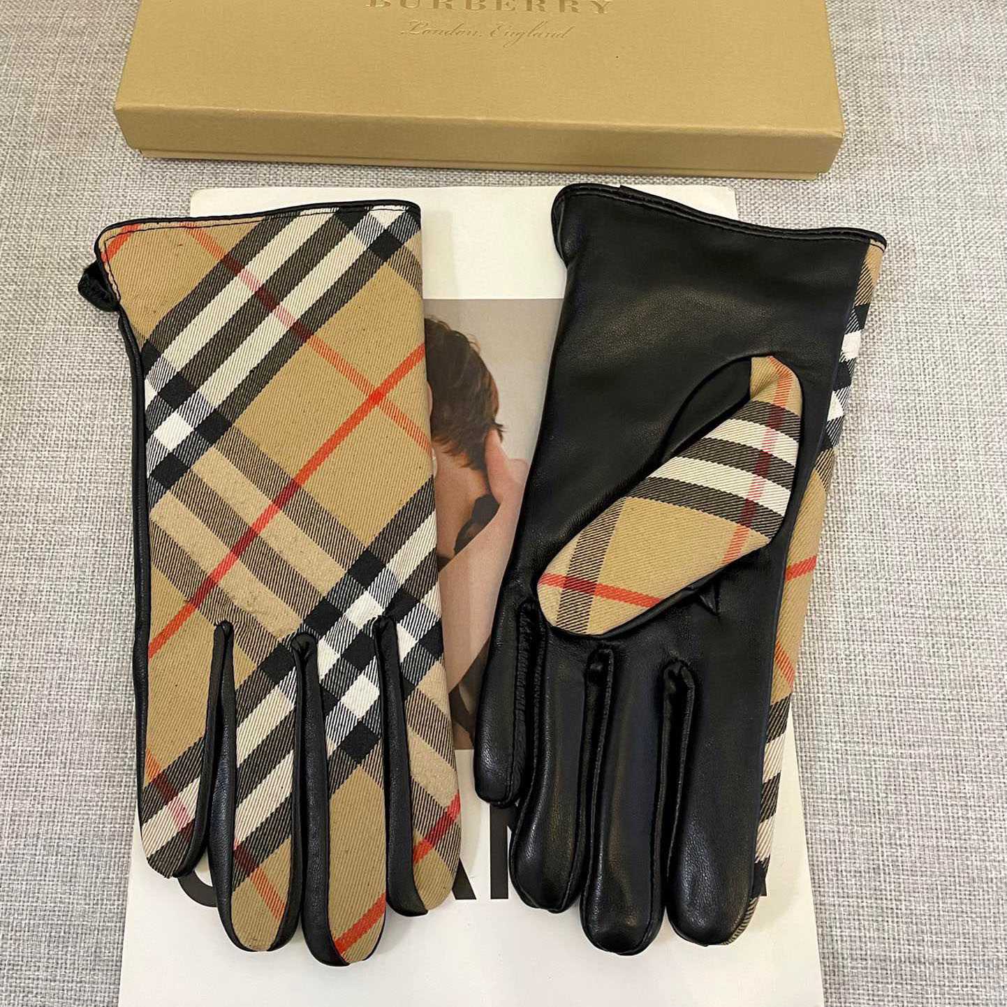 Burberry Gloves  - DesignerGu