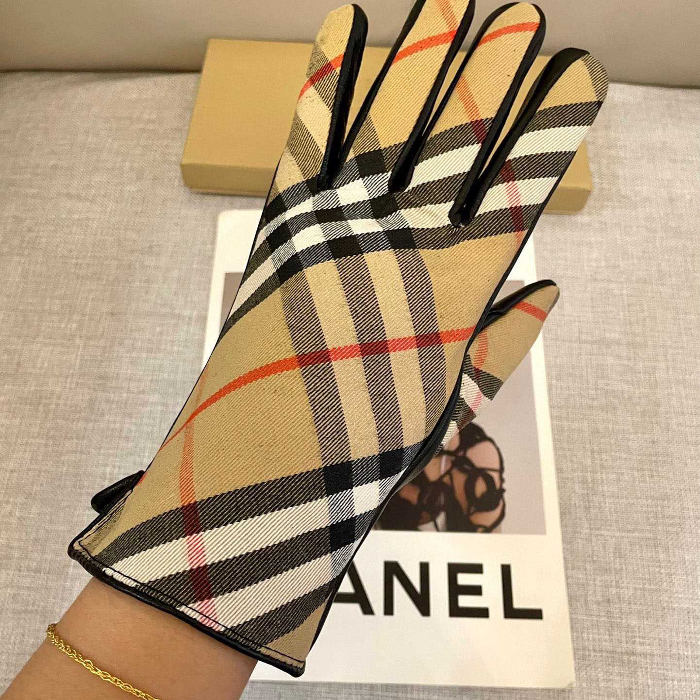 Burberry Gloves  - DesignerGu