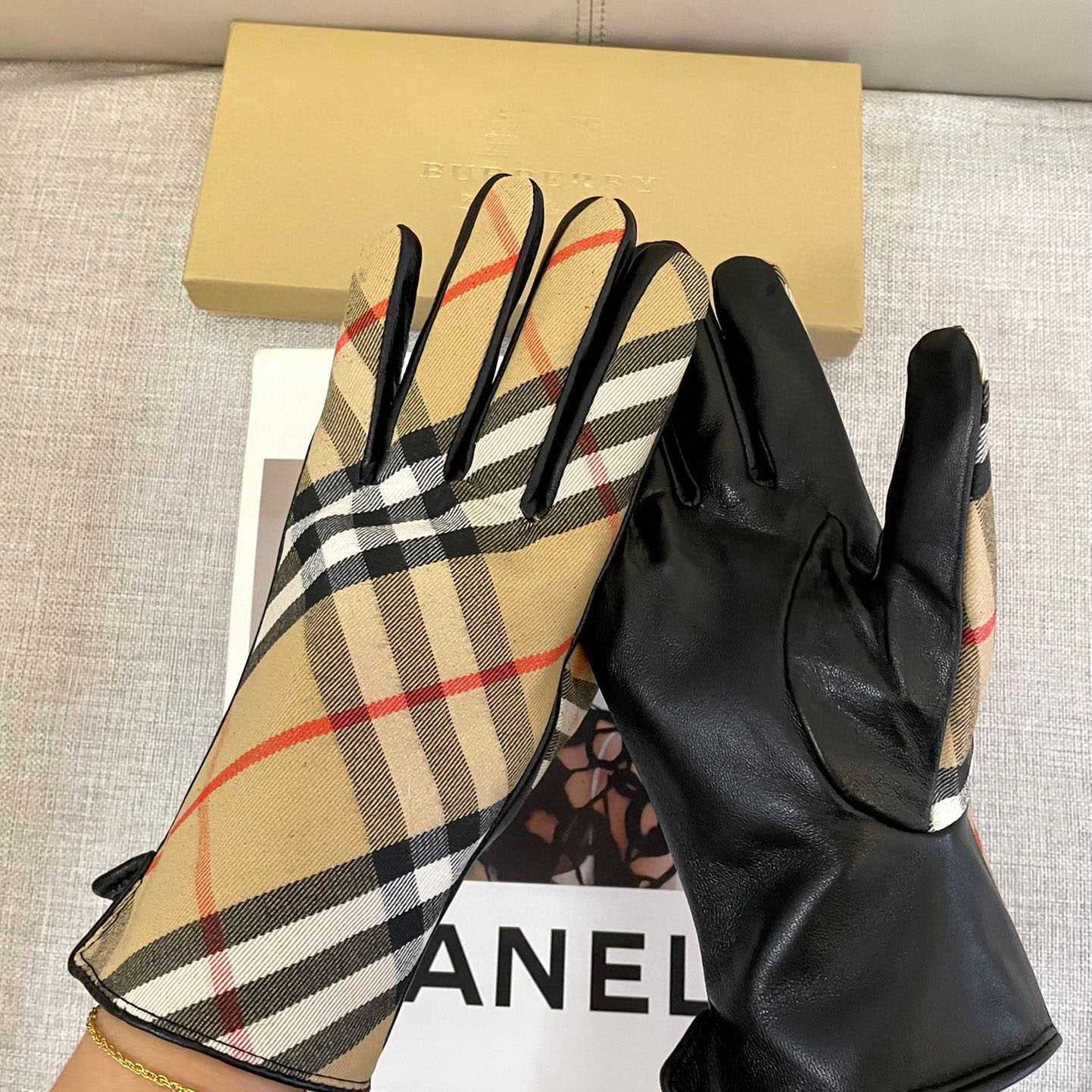 Burberry Gloves  - DesignerGu