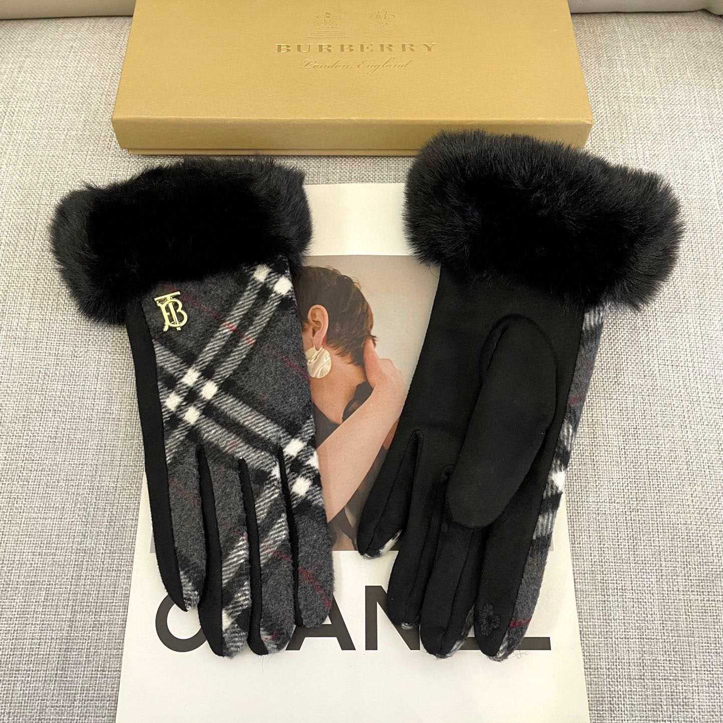 Burberry Gloves  - DesignerGu