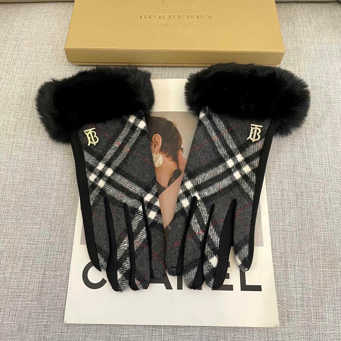 Burberry Gloves  - DesignerGu