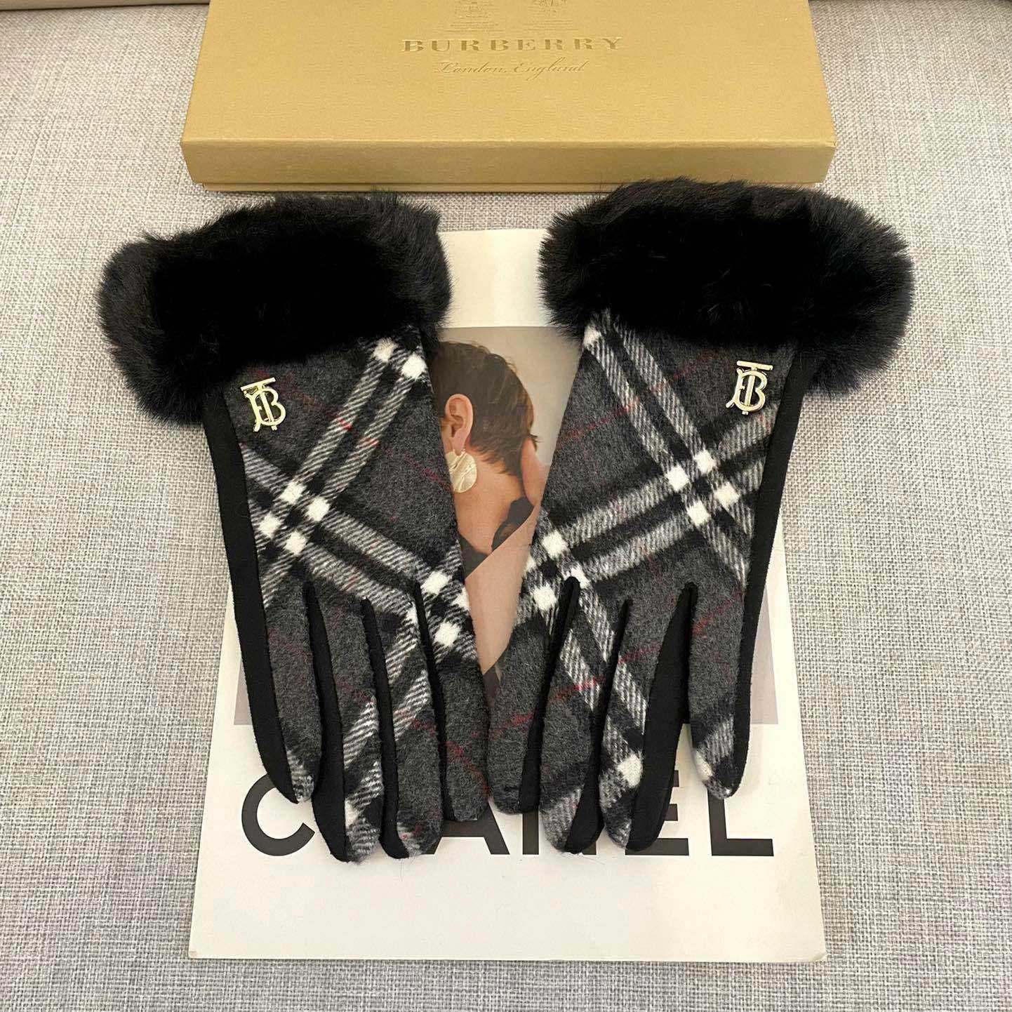 Burberry Gloves  - DesignerGu