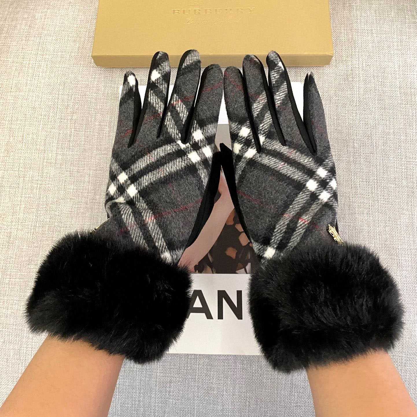 Burberry Gloves  - DesignerGu