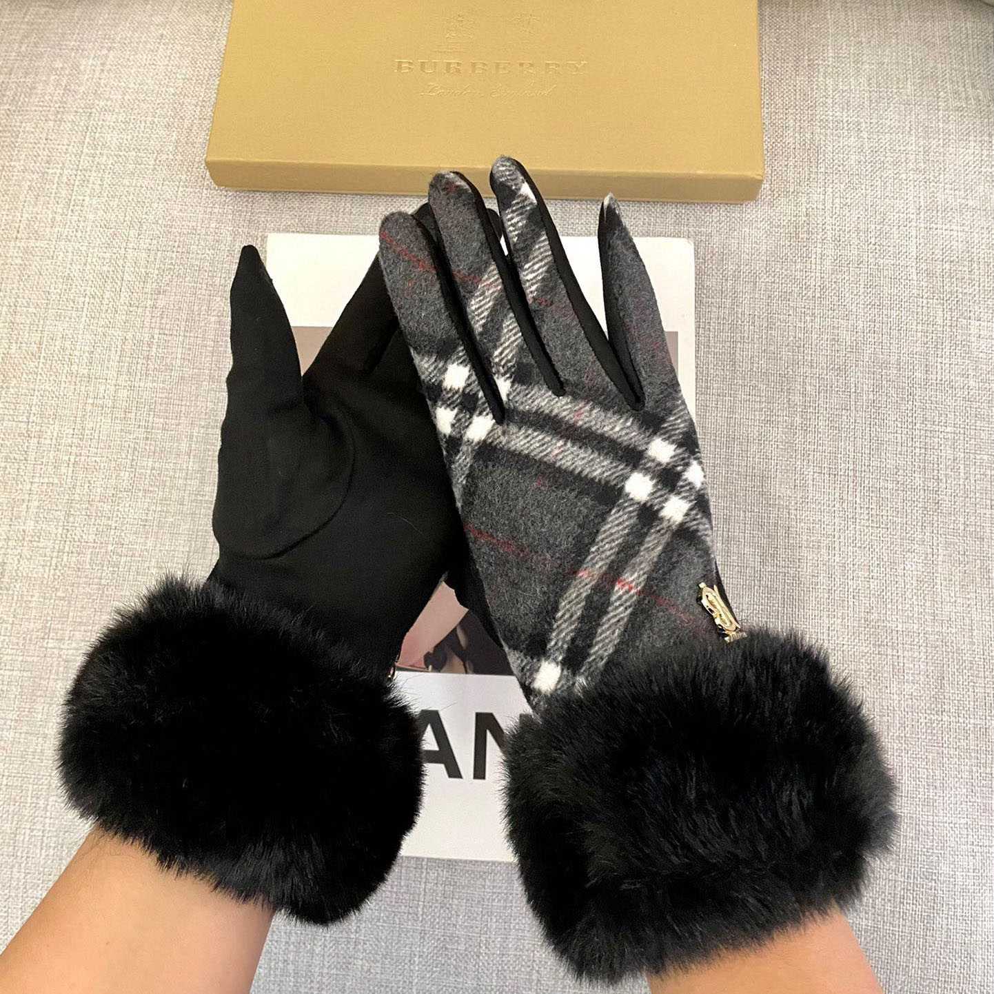 Burberry Gloves  - DesignerGu